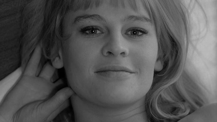 Julie Christie mỉm cười với máy ảnh trong Darling