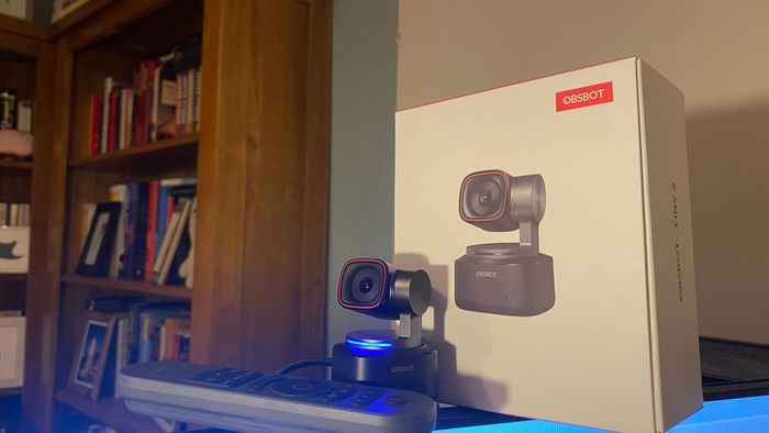 Hình ảnh OBSbot Tiny 2 trên đỉnh một màn hình
