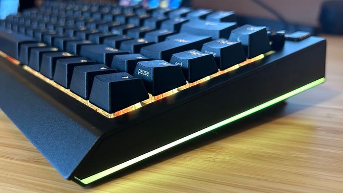 Gần hơn vào dải đèn RGB dọc theo bên của Razer BlackWidow V4 75%