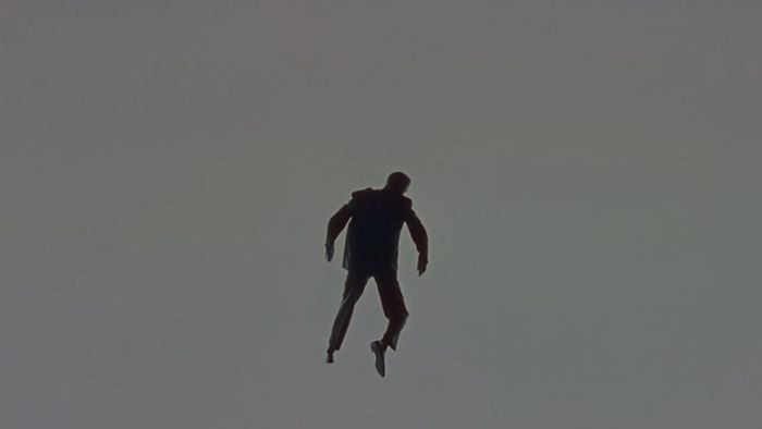 Thân thể của James Stewart rơi trong một giấc mơ trong Vertigo