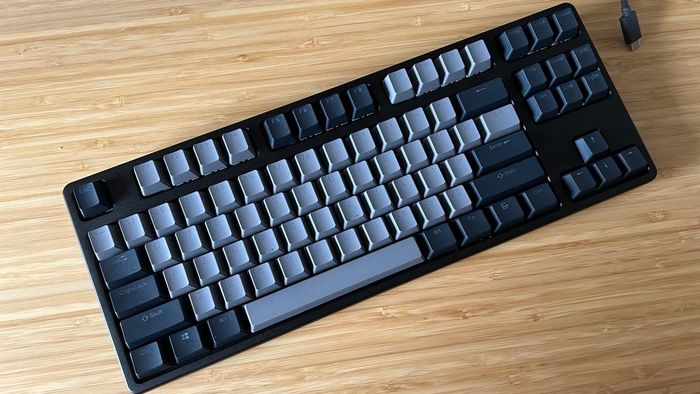 Bàn phím Drop CTRL V2 không có đèn RGB trên một bàn làm việc gỗ