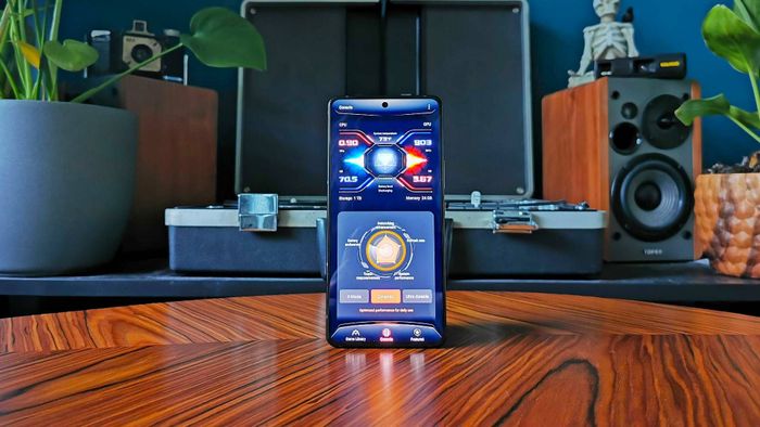 Asus ROG Phone 8 với ứng dụng Armoury Crate trên màn hình