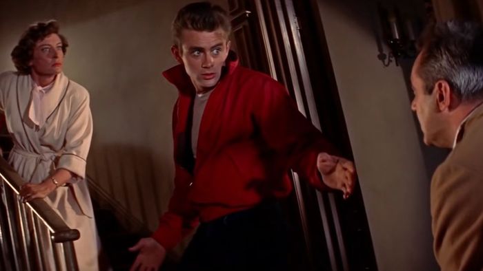 James Dean trong chiếc áo khoác đỏ biểu tượng của mình trong Rebel Without a Cause