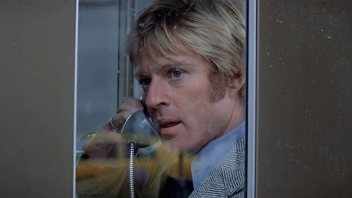Robert Redford trong một buồng điện thoại trong Three Days of the Condor