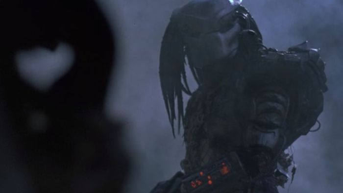 Xạ thủ Predator đứng giữa rừng