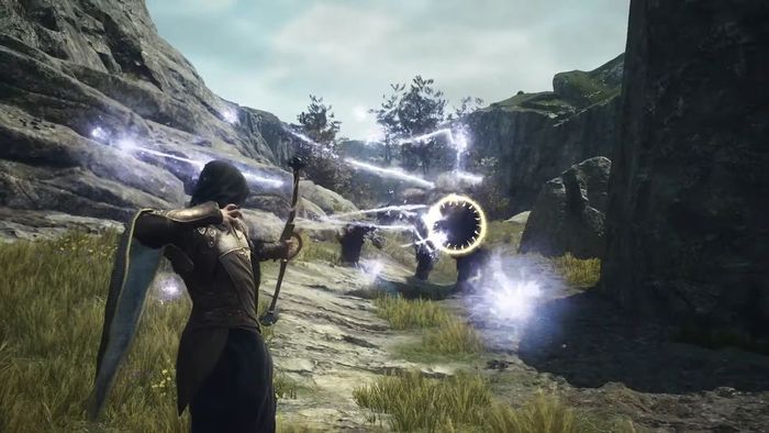 Nhân vật Dragon's Dogma 2 bắn phép thuật vào một kẻ địch ở xa.