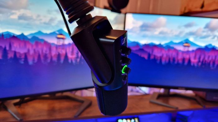 Ảnh đánh giá Micro Sennheiser Profile USB hiển thị cơ chế nghiêng tích hợp vào khung kim loại