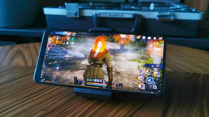 ASUS ROG Phone 8 Pro với nhân vật Black Desert trên màn hình