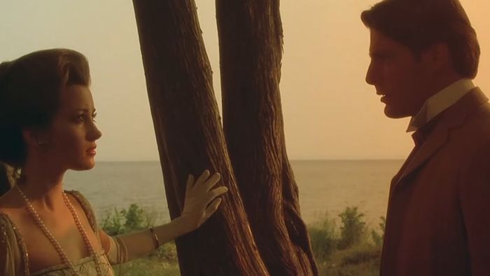 Jane Seymour và Christopher Reeve đứng trong hoàng hôn trong Somewhere in Time
