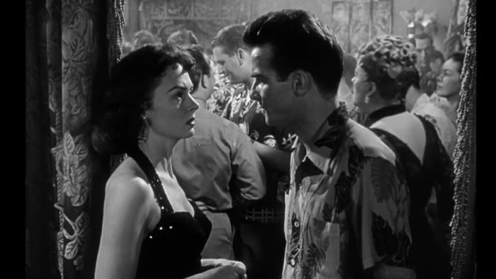 Montgomery Clift và Donna Reed nói chuyện trong một quán bar đông người trong From Here to Eternity