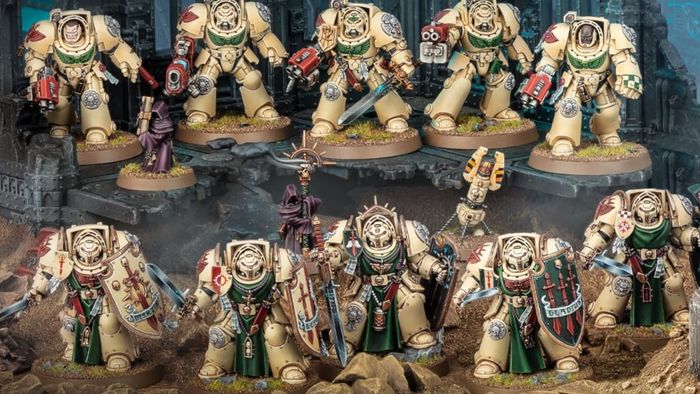 Các nội dung của Đội Tấn Công Deathwing được sắp xếp trên một chiến trường