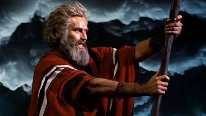 Charlton Heston vai Moses cầm gậy trước những đám mây bão trong Mười Điều Răn