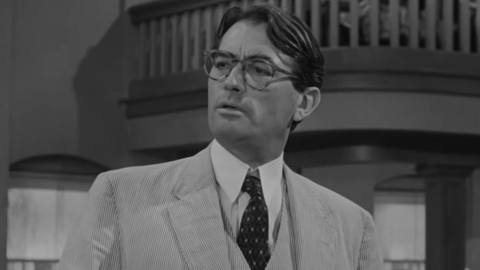Gregory Peck trong phân đoạn biểu diễn biểu tượng của mình trong To Kill a Mockingbird
