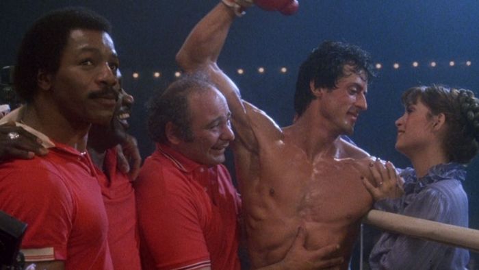 Rocky Balboa đứng trong chiến thắng vào cuối Rocky III