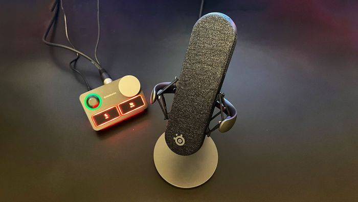 Ảnh đánh giá SteelSeries Alias Pro của micro và mixer đặt trên bàn