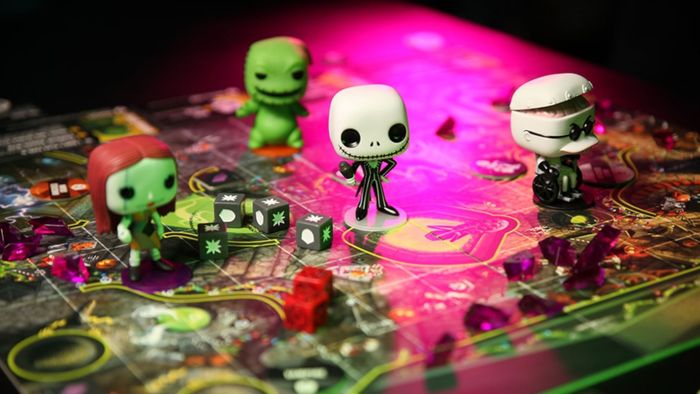 Trò chơi bảng và hình nhân vật từ trò chơi chiến lược Funkoverse của The Nightmare Before Christmas