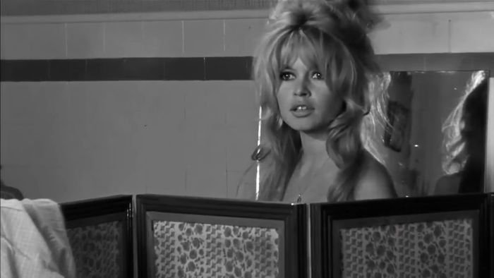 Brigitte Bardot thay quần áo trong một căn phòng trong La Verite