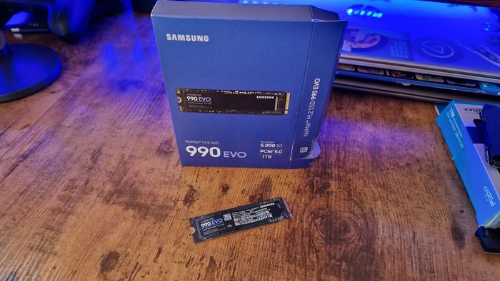 Samsung 990 EVO đặt trước hộp của nó, cho thấy kích thước nhỏ của nó