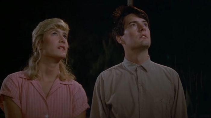 Kyle MacLachlan và Laura Dern đứng cạnh nhau vào buổi tối trong Blue Velvet
