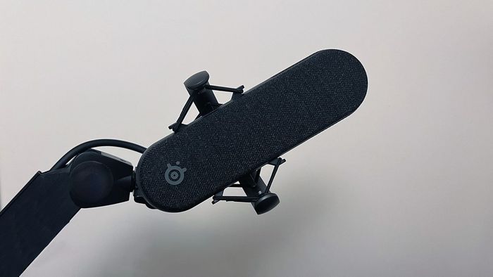 SteelSeries Alias Pro được gắn trên cần micro Elgato Wave