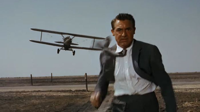 Cary Grant chạy trốn khỏi máy bay trong cảnh kinh điển từ North by Northwest
