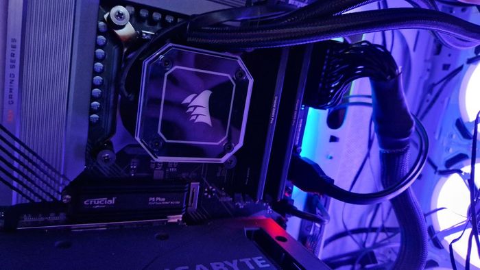 Crucial DDR5 Pro bên cạnh một tản nhiệt CPU