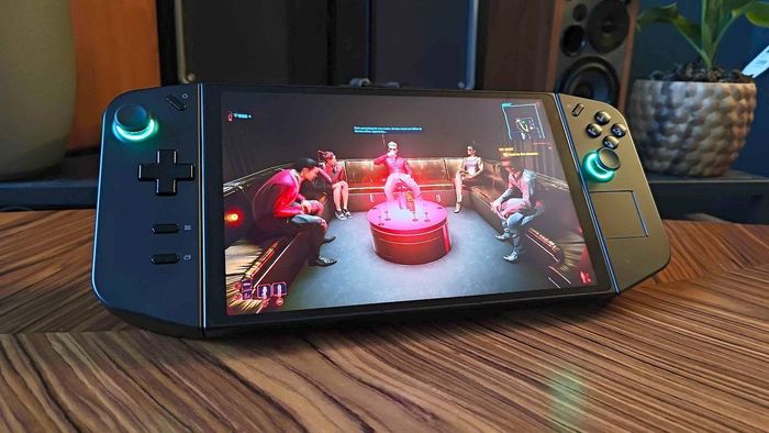 Lenovo Legion GO với trò chơi Cyberpunk 2077 trên màn hình