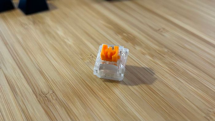 Bàn phím Razer Orange Gen 3 trên một bàn gỗ