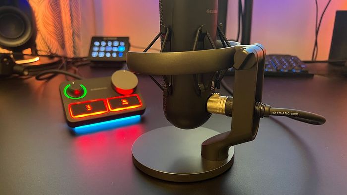 Hình ảnh đánh giá SteelSeries Alias Pro hiển thị kết nối CLR ở phía dưới micro