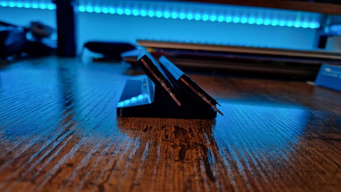 Các mô-đun RAM Crucial DDR5 Pro từ phía bên, hiển thị chiều rộng của chúng