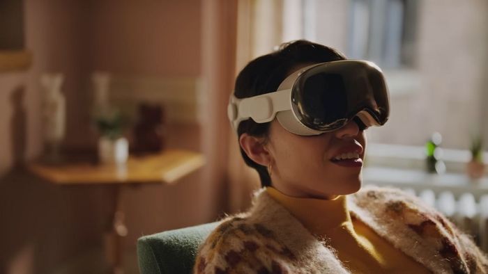 Người dùng Apple Vision Pro cười tươi khi chơi game
