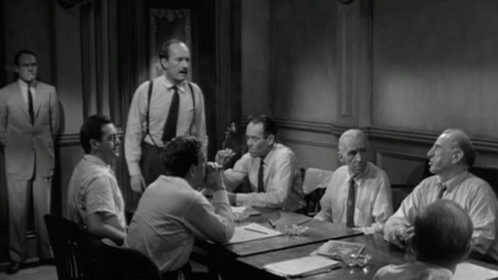Thẩm phán trong phòng xử án thảo luận trong 12 Angry Men