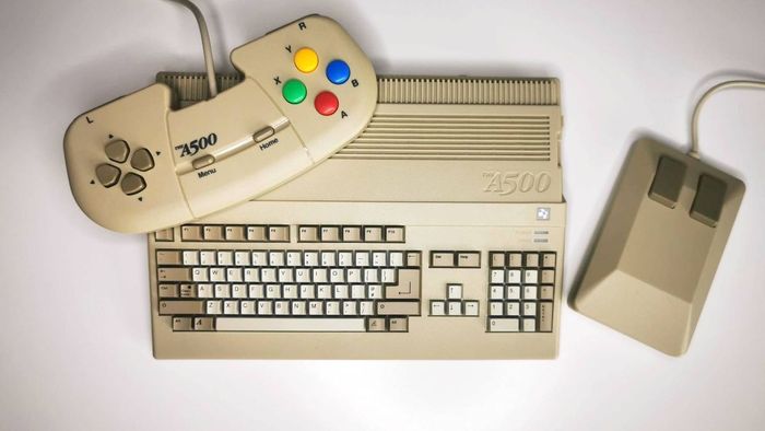 A500 Mini với bộ điều khiển và chuột