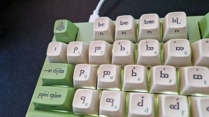 Đánh giá Bàn phím Drop + LOTR Elvish, hiển thị các nắp phím Elvish và đèn nền trắng tinh tế