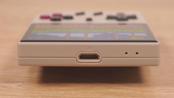 Ảnh chụp từ trên xuống của Anbernic RG35XX handheld