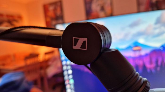 Biểu tượng 'S' trên cần boom của Sennheiser