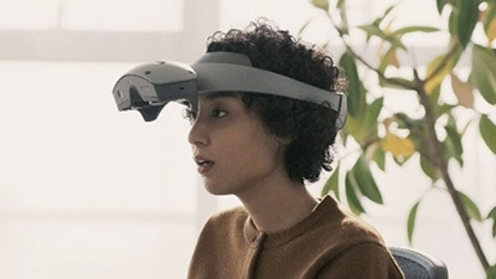 Tai nghe XR của Sony và màn hình gập lên của nó