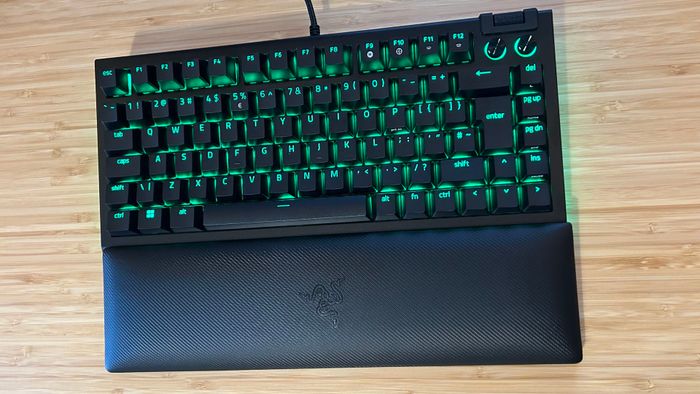 Bàn phím Razer BlackWidow V4 75% trên một mặt bàn gỗ