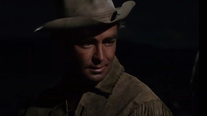 Alan Ladd, đội mũ cao bồi, trong bộ phim Shane