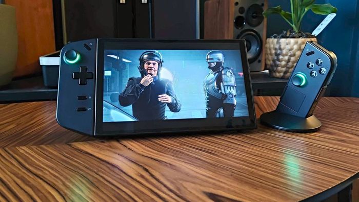 Lenovo Legion GO với cảnh cắt Robocop: Rogue City trên màn hình