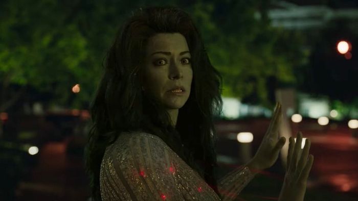 Tatiana Maslany vai Jen Walters trong She-Hulk: Luật sư