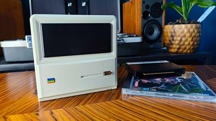 Ayaneo Mini PC trên bàn làm bằng gỗ