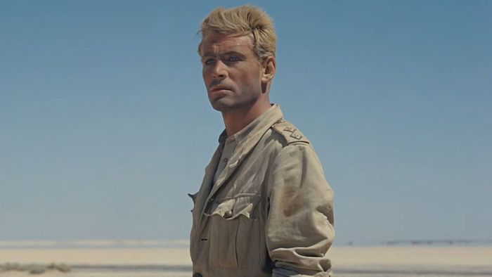 Peter O'Toole đứng trong một sa mạc trong Lawrence of Arabia