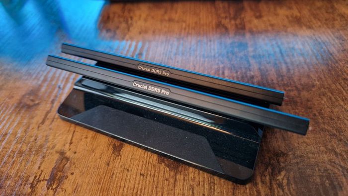 Crucial DDR5 Pro từ phía trên, hiển thị nhãn hiệu nhỏ trên gờ của nó