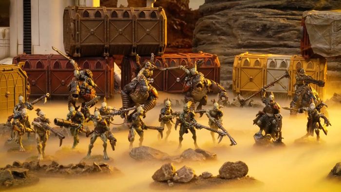 Cả đội quân Kroot Hunting Pack được sắp xếp trên một chiến trường sa mạc tương lai