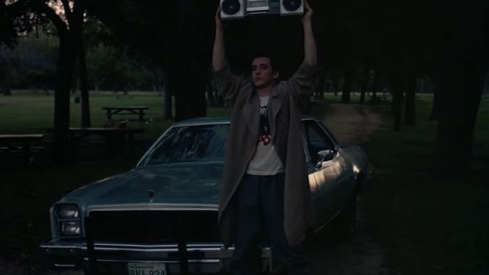 John Cusack giơ máy đĩa ở Say Anything