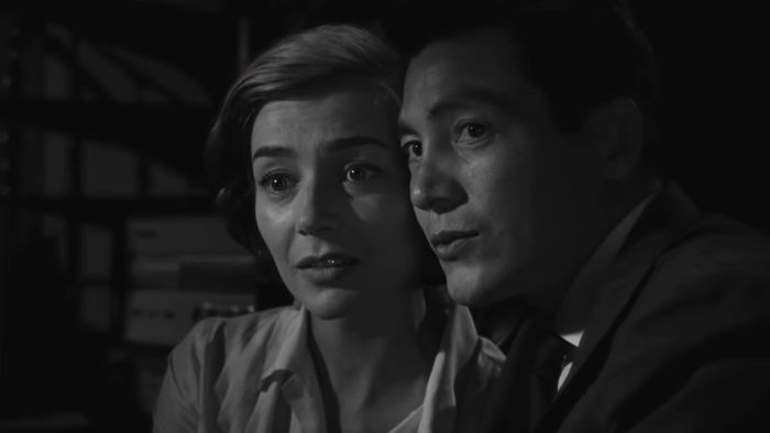 Một phụ nữ Pháp và một người đàn ông Nhật Bản vuốt ve nhau trong Hiroshima mon amour