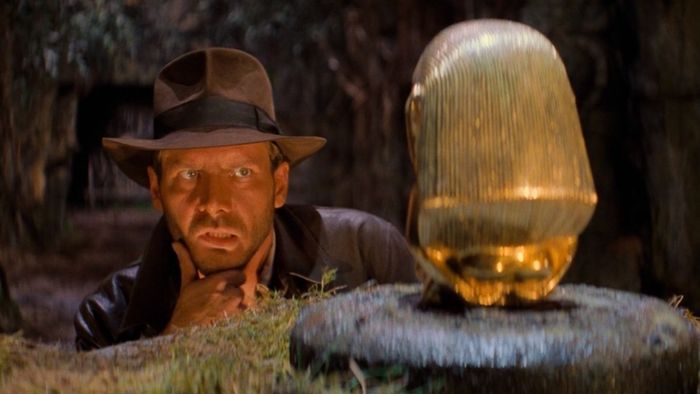 Indiana Jones suy nghĩ cách ăn cắp quả trứng vàng trong Raiders of the Lost Ark