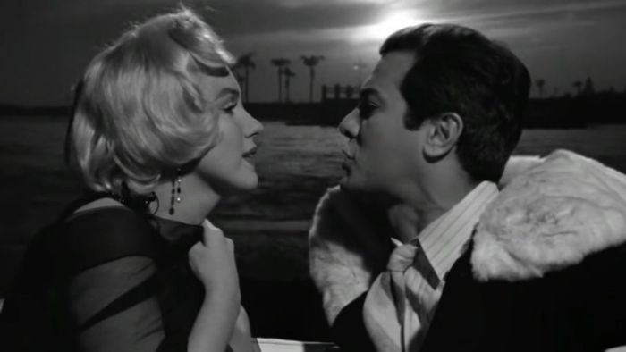 Marilyn Monroe và Tony Curtis trốn trên một con thuyền trong Some Like It Hot