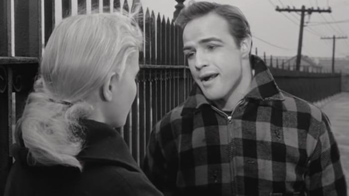 Marlon Brando và Eva Marie Saint đứng ngoài trời lạnh trong On the Waterfront